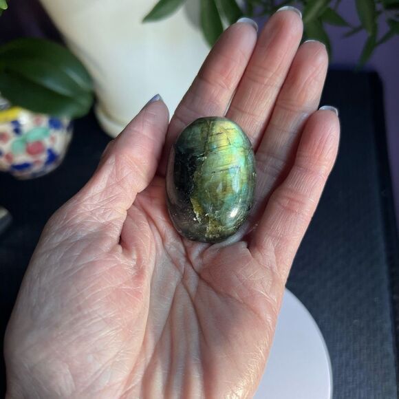 Labradorite Crystal Round Palmstone (6) - Picture 2 of 10
